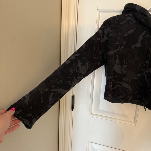 Alphalete Camo Cropped Hoodie Sweatshirt 45231 - Picture 6 of 12